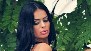 Toata lumea a ramas cu gura cascata cand a vazut-o asa! Cum a putut sa ia pranzul o celebra bruneta de la noi