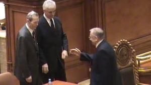 VIDEO / Ce a scris Ion Iliescu pe blogul său, după moartea Regelui. Fostul preşedinte l-a expulzat din România în 1990, iar în urmă cu 6 ani, a rămas cu mâna întinsă...