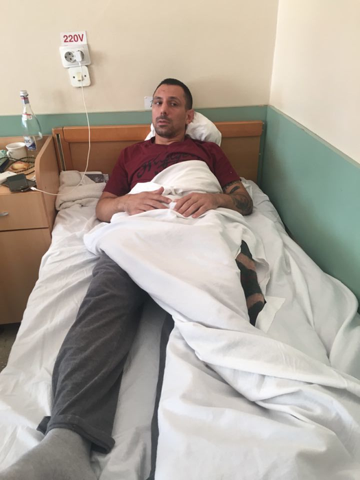 Tânărul spune că a ajuns la spital în urma loviturilor aplicate de poliţişti