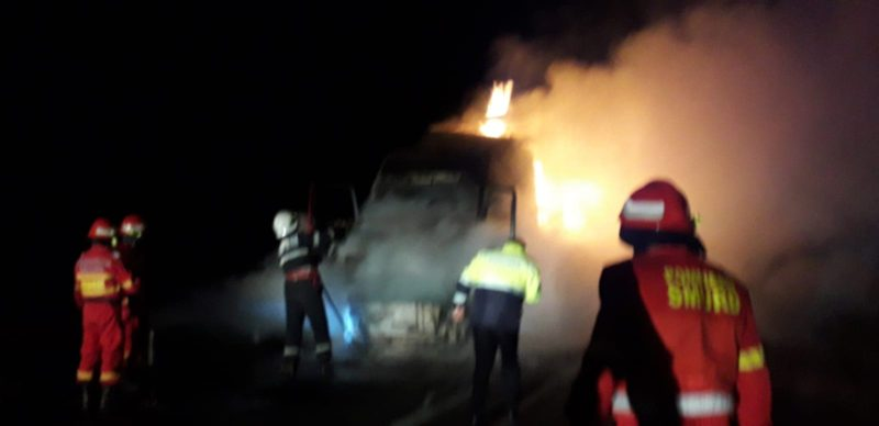 Accident teribil! Un automobil și un tir s-au ciocnit și au luat foc. Un șofer a murit
