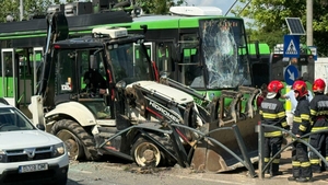 Accident pe Calea Văcărești între un buldoexcavator și un tramvai. Linia 10 a fost blocată!