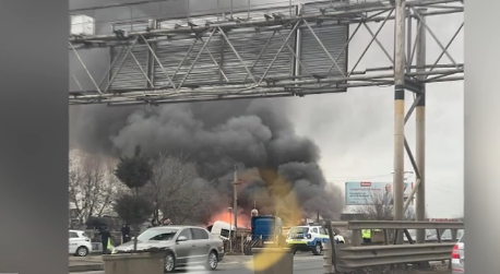 Incendiu puternic pe Iuliu Maniu din București. 8 autospeciale au intervenit pentru stingerea flăcărilor