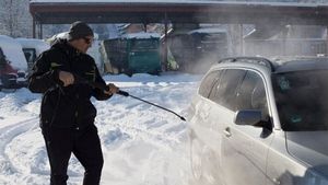 Ce se întâmplă, de fapt, dacă îți speli mașina iarna. Greșeala pe care mulți români o fac