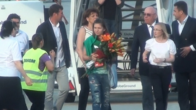 Brigada Simonei Halep, in actiune! Un alai de servitori a stat la cheremul campioanei la intoarcerea in tara!