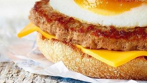 Un client s-a simțit batjocorit după ce a comandat de la McDonald's un McMuffin gol în interior