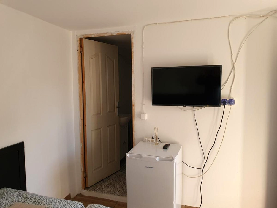 Sejur de coșmar pentru o brașoveancă, într-un hostel din București: „Cred că e bordel, pentru că am auzit femeile cum…”