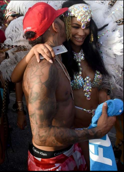 Au făcut-o lată! După ce supermodelul CHANEL IMAN, iubita pilotului LEWIS HAMILTON, a apărut goală într-un film, acum cei doi au dansat pe străzi aproape complet dezbrăcaţi!