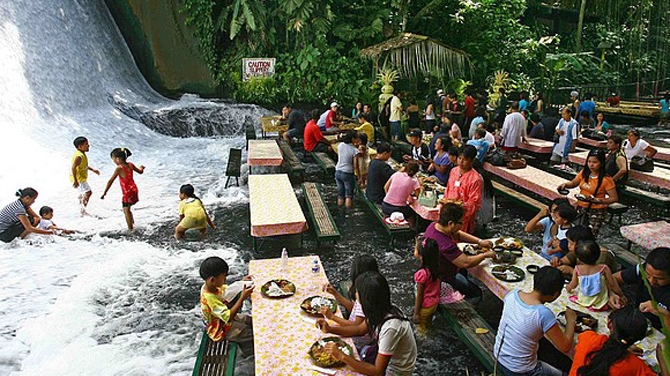 Hai la masa in cascada! Vezi aici cum arata cel mai ciudat restaurant din Filipine