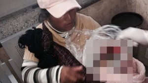 O mamă a fost forţată să-şi ducă copilul mort cu autobuzul! Detalii sfâşietoare