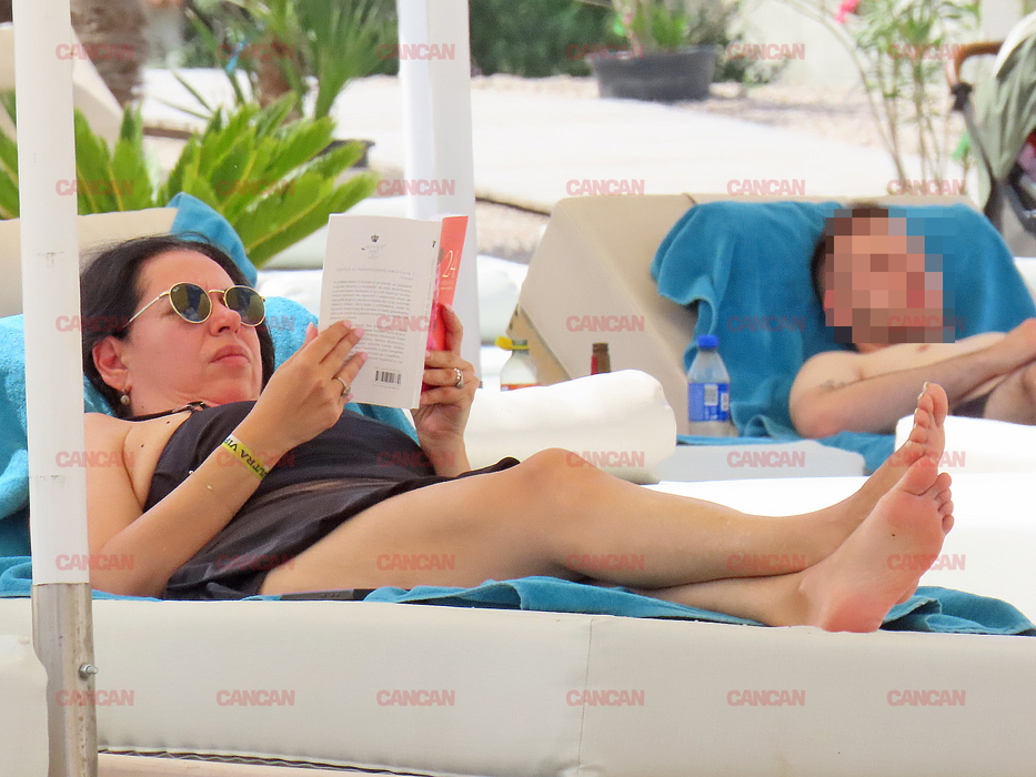 Oana Roman, la tihnă, cu o carte bună