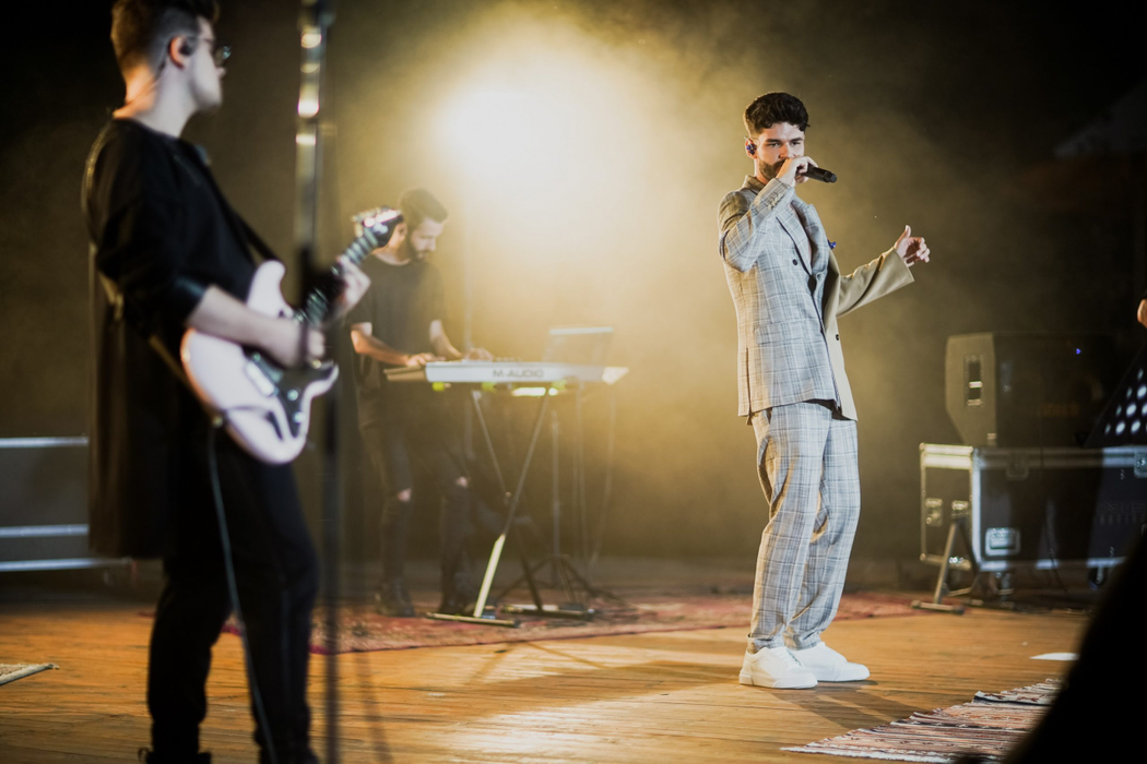 Edward Sanda a marcat lansarea primului său album printr-un concert live, pentru familie și prieteni