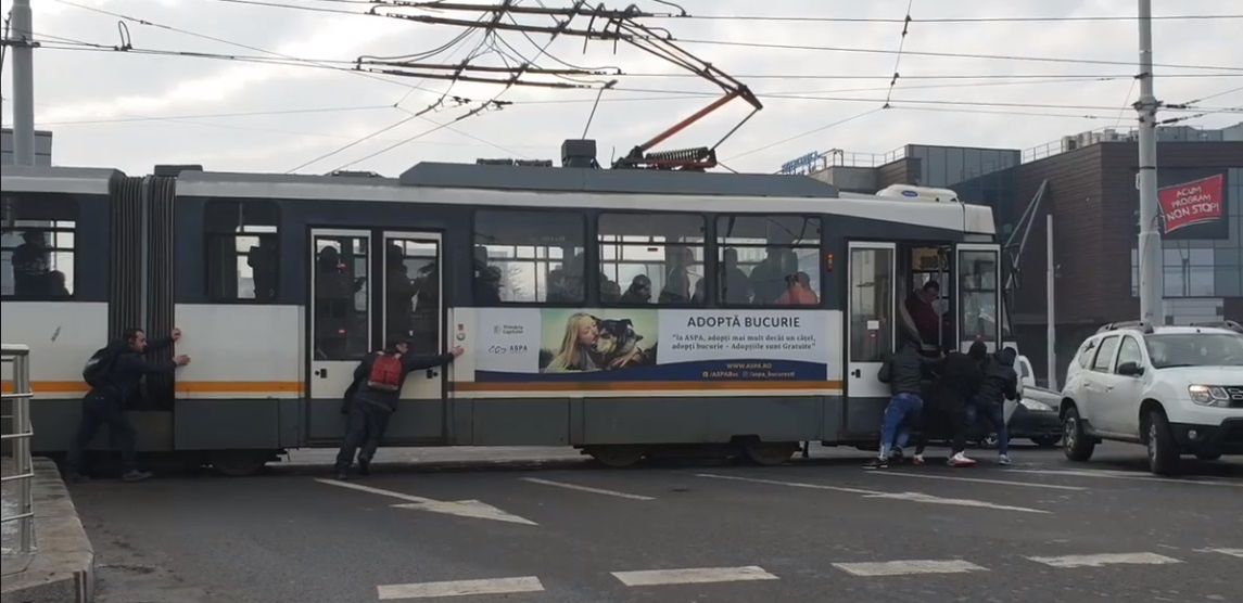 Imagini fabuloase în București! Tramvai împins de călători în mijlocul unei intersecții: “Piața Sudului, azi”