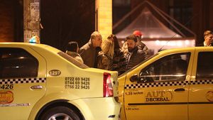 Logodnica afaceristului a asistat înmărmurită la întreaga scenă. Prietenul Elenei Udrea, sărut pe gură cu fata de pe trotuar!