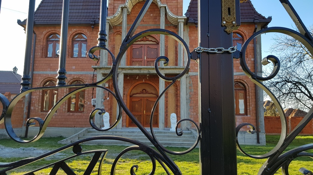 Unul dintre zecile de palate neterminate, cu poarta legată