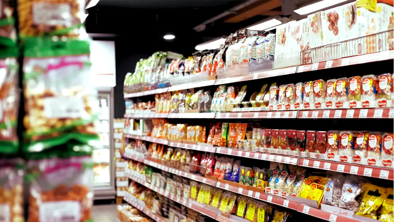 Lista produselor alimentare care se ieftinesc în România! Surpriză pe lista produselor cu preţ plafonat
