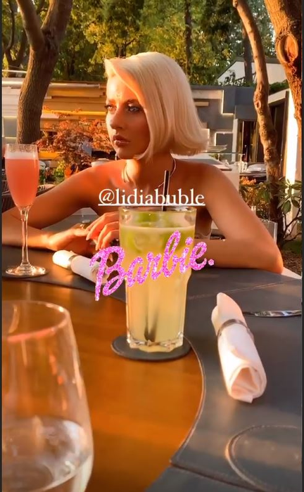 În compania cui a fost fotografiată Lidia Buble azi, la o piscină din București! Martorii au privit-o lung pe cântăreață