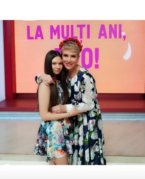 Fiica lui Teo Trandafir s-a transformat într-o adevărată domnișoară! Cum s-a pozat  în baia unui mall din București