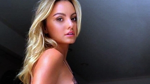 Alexandra Stan a încins atmosfera pe plajă! O altă ședință foto topless la malul mării face ravagii pe Internet
