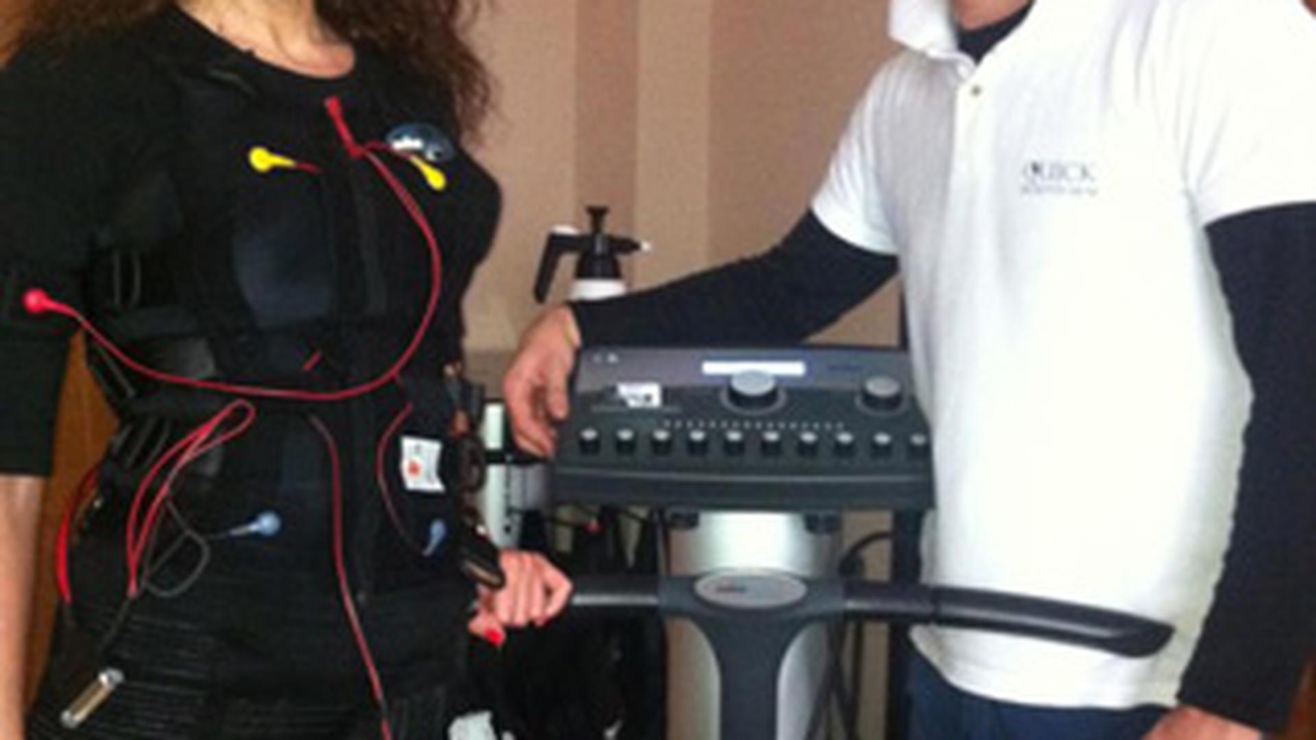 Fitness la extreme: cand in sufragerie, cand "conectata" la aparate! Carmen Bruma a dat mopul pe electrostimulare si dans pe banda!