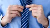 De la simbol al eleganței la accesoriu forțat: cum încearcă moda să resusciteze cravata prin artificii tot mai dubioase