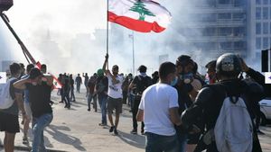 FOTO&VIDEO. Străzile din Beirut ard la propriu. Oamenii strigă „Revoluție, revoluție!” în timp ce autoritățile acționează cu gaz lacrimogen