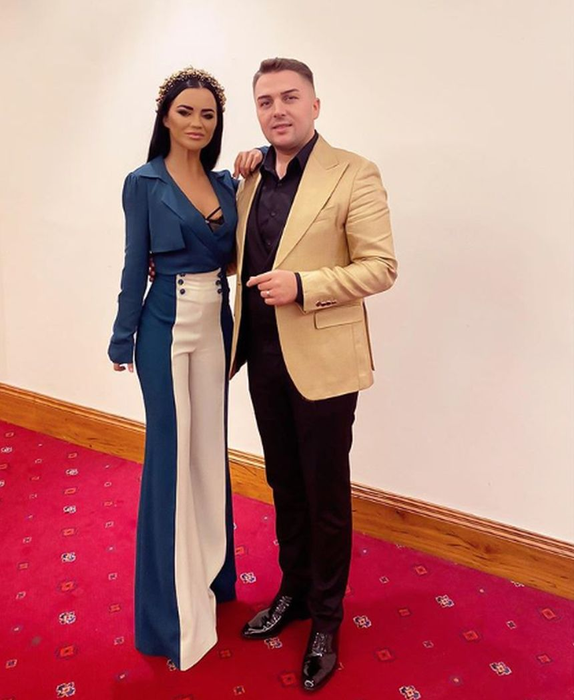 După ce s-a pozat complet goală sub așternuturi, Carmen de la Sălciua a fost surprinsă în compania unui cântăreț cunoscut