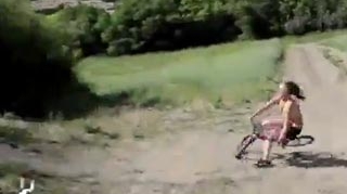 Video ingrozitor! Credeai ca nu se poate muri de la o cazatura cu bicicleta - Uite cum si-a rupt gatul blonda asta in timp ce incerca sa-si imite iubitul