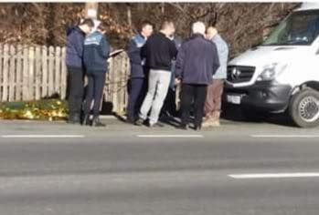 Moarte suspectă! Un bărbat a fost găsit mort în maşină, pe marginea drumului!