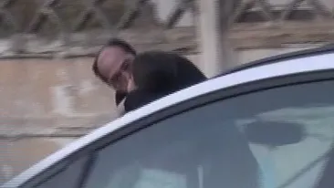 Romică Ţociu, exces de tandreţe în stradă! N-ai să ghiceşti pe cine a sărutat cu foc de data asta!