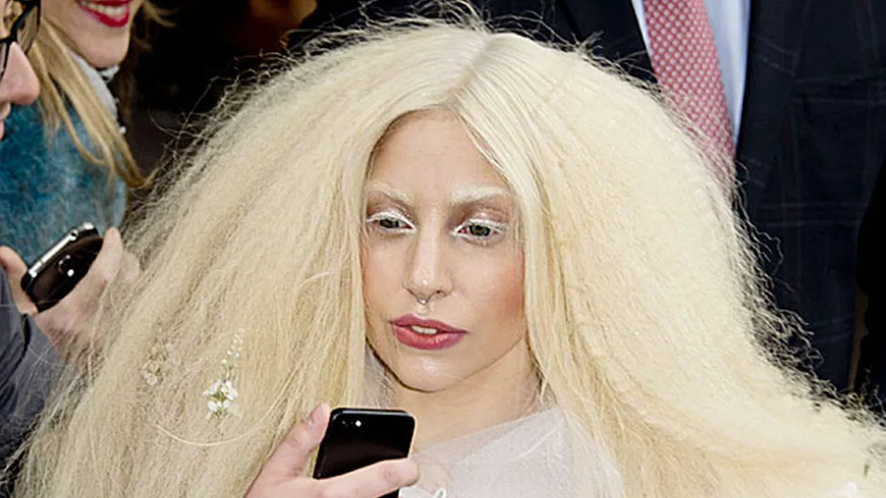 Lady Gaga s-a transformat intr-o papusa Barbie! In sfarsit ma simt bine in pielea mea. Schimbarea este socanta