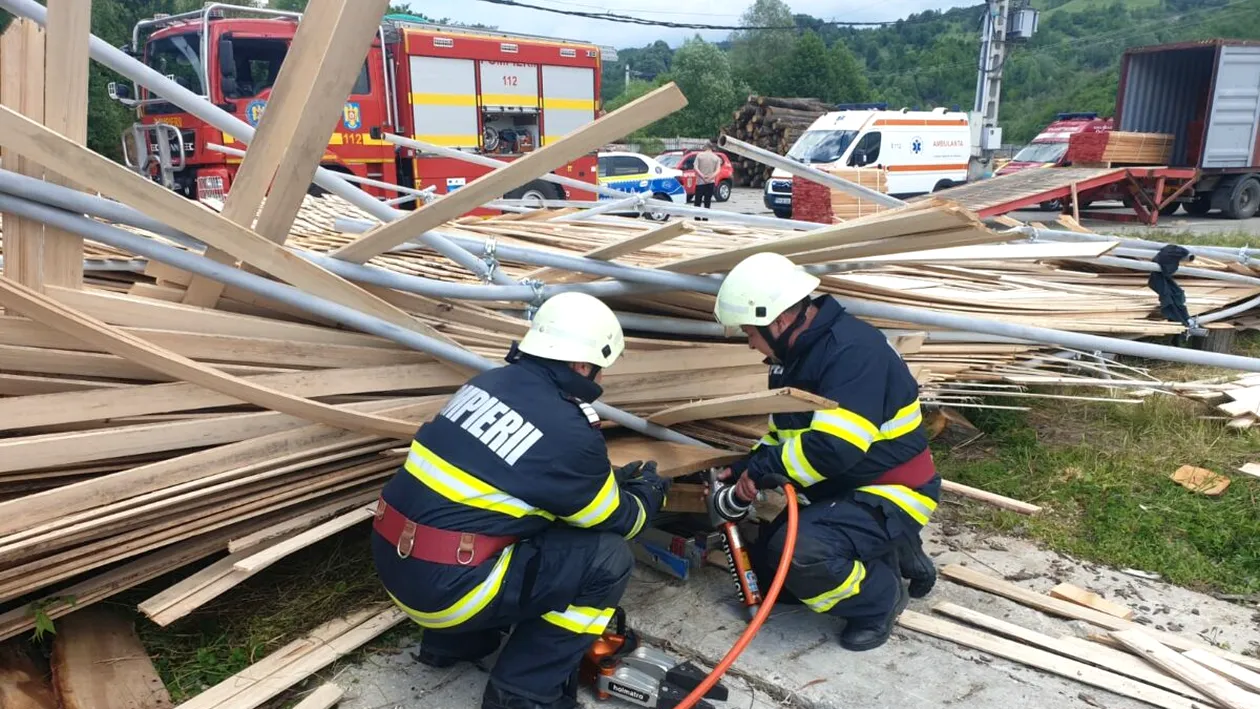 Accident cumplit într-o fabrică din Prahova. Patru persoane au fost prinse sunt o schela prăbușită