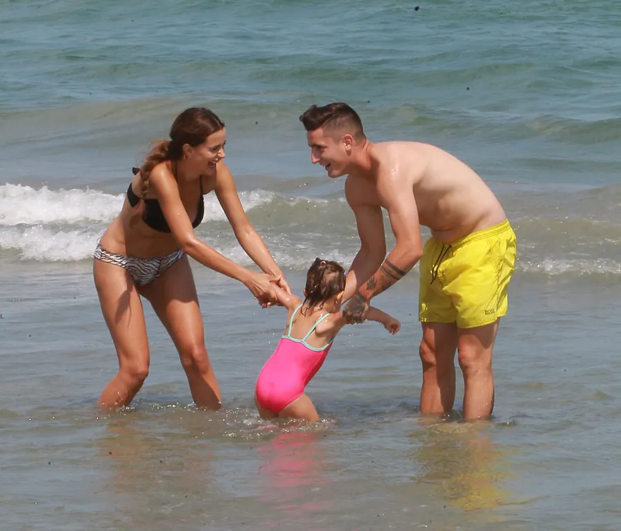 Bianca și Steliano se joacă în apă cu micuța lor, Anais