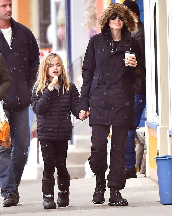 ANGELINA JOLIE a şi uitat de BRAD PITT! În plin divorţ de actor s-a distrat pe cinste alături de…