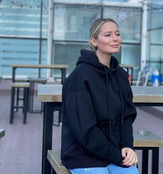 Laura Cosoi, atac din Dubai la vedetele ”retușate”: ”Ai îmbătrânit? Și ce dacă?”