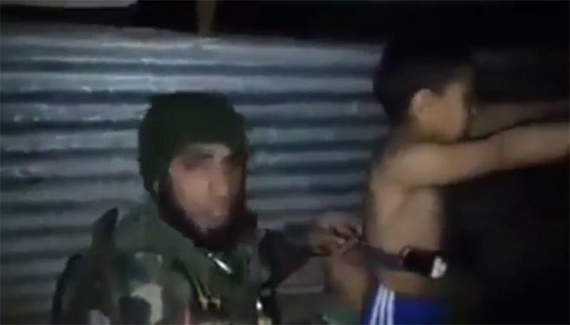 Video incredibil. Un copil de 7 ani purta asupra lui o bombă, iar un soldat din Irak a…
