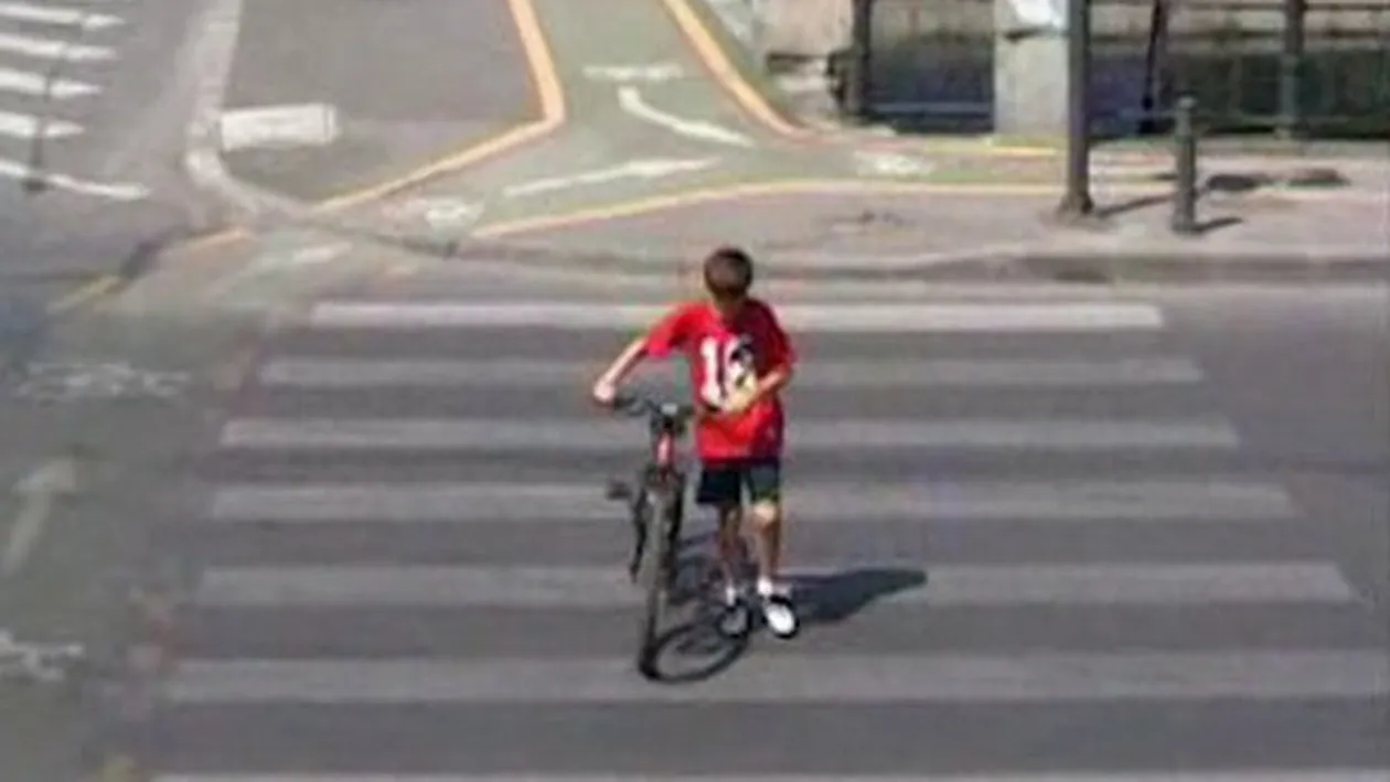 Ce a putut sa pateasca un tanar din Romania care a traversat pe bicicleta trecerea de pietoni: politistii l-au pedepsit GRAV!