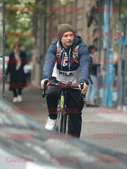 Puya o „arde” pe bicicletă fără cască de protecție. Foto: CANCAN.RO