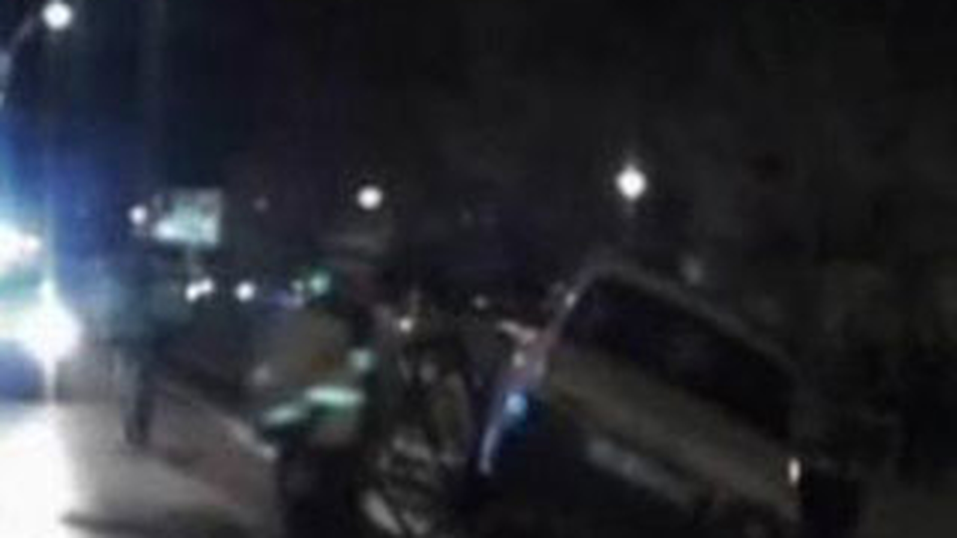 VIDEO Au intrat cu masina in gard, sub ochii politistilor