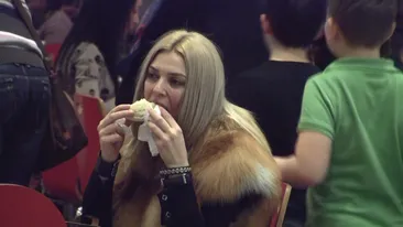 Crina Matei ar putea participa la concursurile de mancat-viteza. Vezi cat de repede face un hamburger sa dispara!