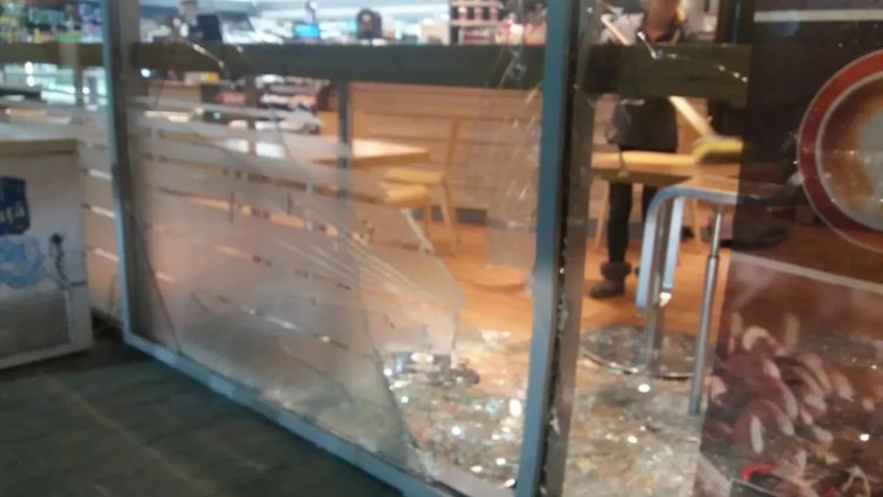 Ghinion de începător: o şoferiţă a intrat cu maşina într-o benzinărie și a făcut-o praf