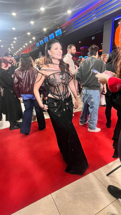 Ținuta bizară purtată de Ioana Ginghină la premiera filmului ”În pielea mea”. Toți au făcut ochii cât cepele!