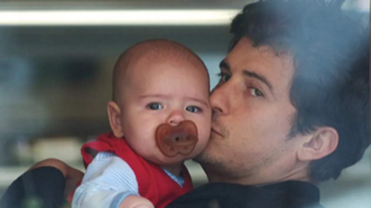 Orlando Bloom isi duce baietelul intr-o cafenea