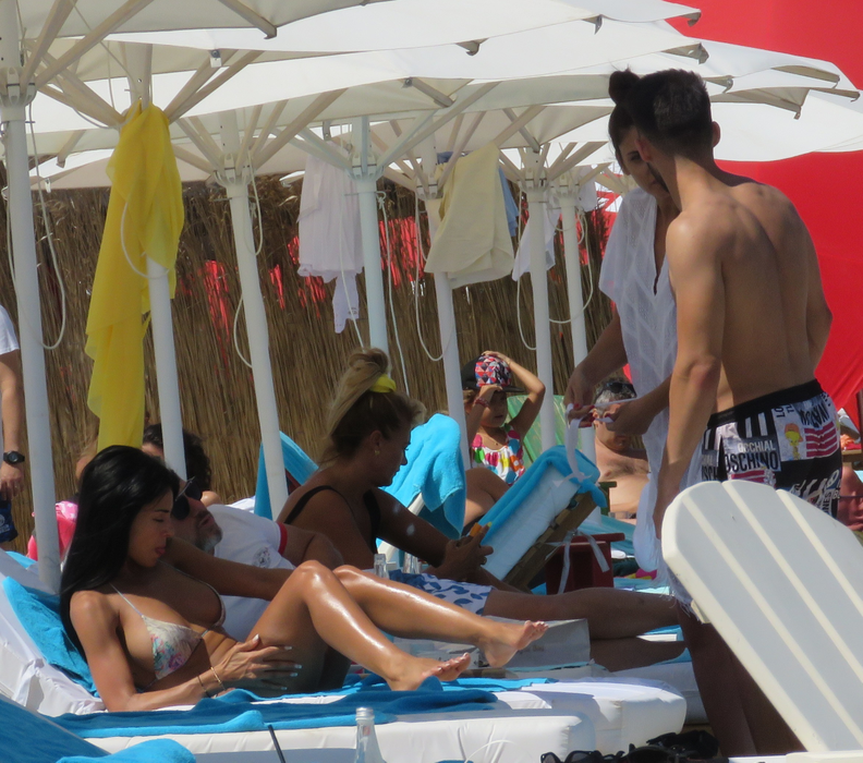 Fiica lui Nico a ”experimentat” poziţii erotice la plajă