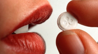 Patru tineri din Capitala, trimisi in judecata pentru trafic de comprimate Ecstasy! "Da-i-le ei sa le bage la tate direct!"