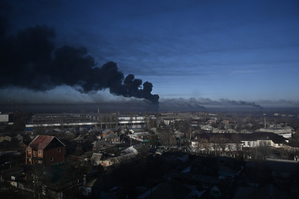 Fum pe aeroportul militar din Chuguyev, lângă Harkiv, pe 24 februarie 2022. (Sursa foto: profimedia.ro)