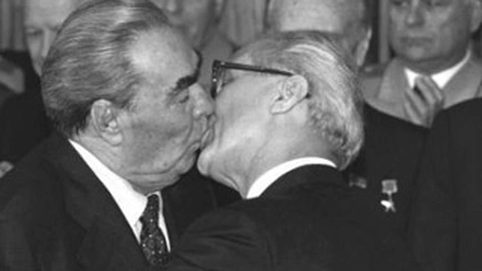 Povestea unei fotografii celebre: de ce s-au pupat pe gura presedintii Brejnev si Honecker?