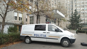 FOTO. Un bărbat de 50 de ani s-a aruncat de la etajul 2 al Spitalului de Urgență Craiova