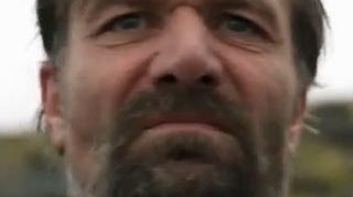 VIDEO Zici ca n-are sange in el! Uite-l aici pe omul "termostat" cum face o baie intr-o apa aproape inghetata!
