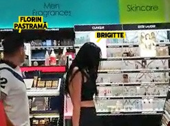 Brigitte, urmată de Florin, se uită după un parfum (Foto: CANCAN.RO)