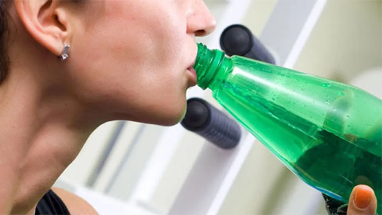 Caz incredibil în Vaslui! Două eleve de 15 ani au ajuns în comă alcoolică la spital! Tinerele au chiulit şi au băut bere şi vin